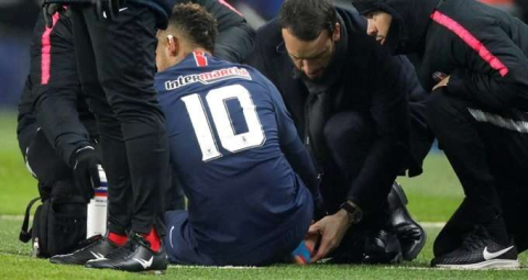 Sakatlanan Neymar, sahadan ağlayarak çıktı
