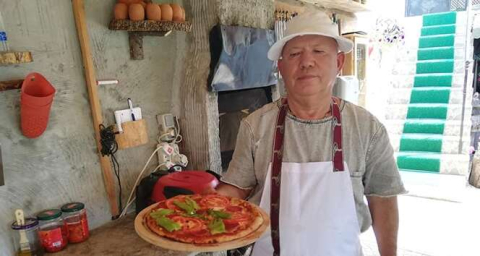 Emekli olup köyünde pizzacı açtı