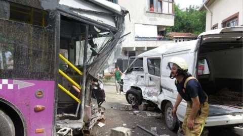 Halk otobüsü minibüse çarptı! 