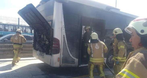 Metrobüste korkutan yangın!