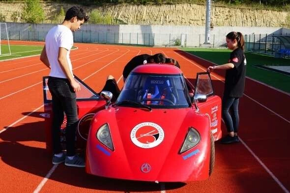 Öğrenciler 1 TL ile 100 kilometre gidebilen araç üretti